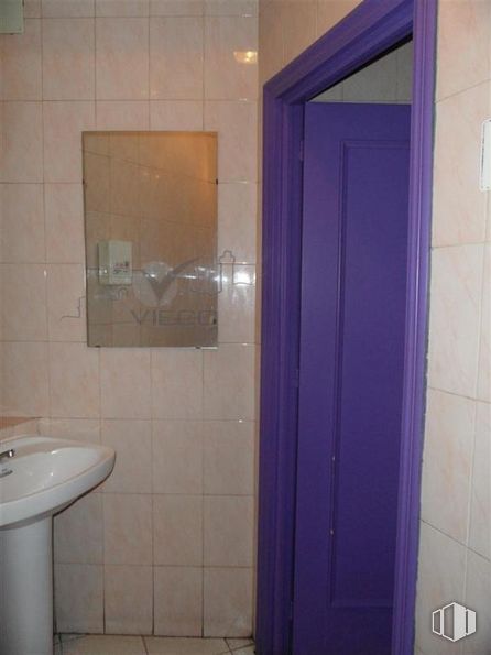 Retail for sale & for rent at Calle Las Torres, Cuenca, 16001 with sink, door, plumbing fixture, tap, bathroom sink, fixture, purple, fluid, wood and bathroom around