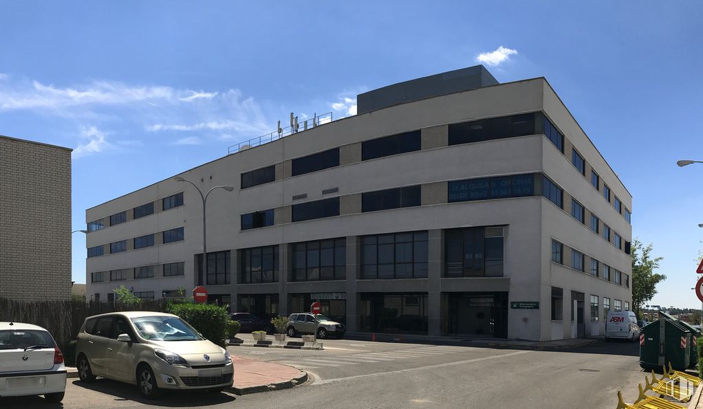 Nave en venta en Avenida Valdelaparra, Alcobendas, Madrid, 28108 con coche, edificio, persona, cielo, nube, propiedad, neumático, rueda, vehículo y ventana alrededor