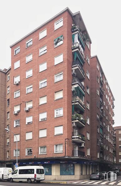 Retail for sale at Calle Conde Peromoro, 1, Talavera de la Reina, Toledo, 45600 with building, sky, window, daytime, property, vehicle, infrastructure, tower block, architecture and urban design around