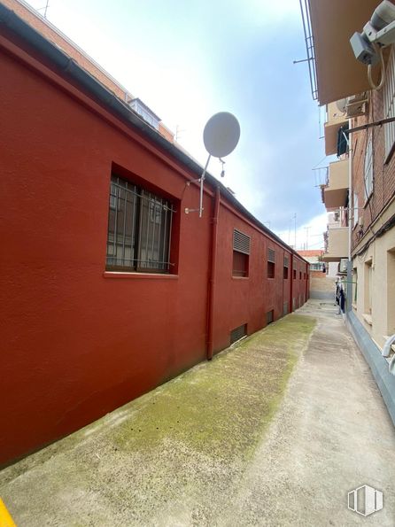 Local en venta en Calle Siena, Ciudad Lineal, Madrid, 28027 con ventana, cielo, edificio, superficie de la carretera, madera, suelos, tintes y matices, asfalto, fachada y casa alrededor