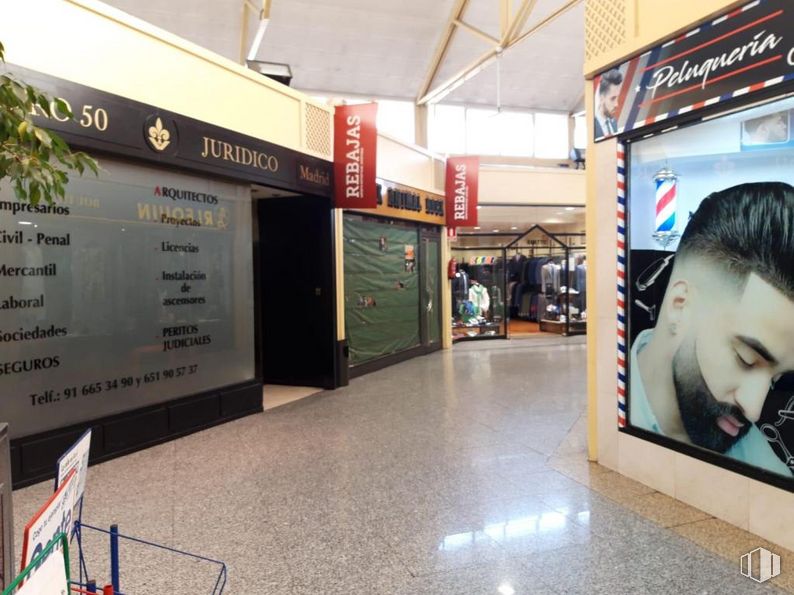 Retail for sale at Avenida Bucaramanga, Hortaleza, Madrid, 28033 with person, packaged goods, eyelash, flooring, snapshot, display device, event, advertising, machine and building around