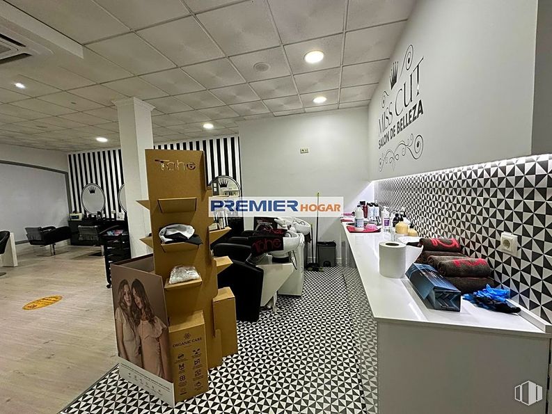 Retail for rent at Avenida Dr. Fleming, Yuncos, Toledo, 45210 with packaged goods, luggage & bags, furniture, table, automotive design, chair, desk, interior design, floor and flooring around