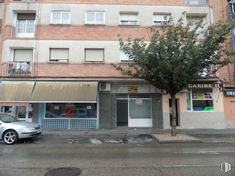 Retail for rent at Zona Reyes Católicos, Cuenca, 16003 with building, car, tire, automotive parking light, wheel, window, property, vehicle, plant and neighbourhood around