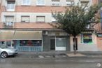 Retail for rent at Zona Reyes Católicos, Cuenca, 16003 with building, car, tire, automotive parking light, wheel, window, property, vehicle, plant and neighbourhood around