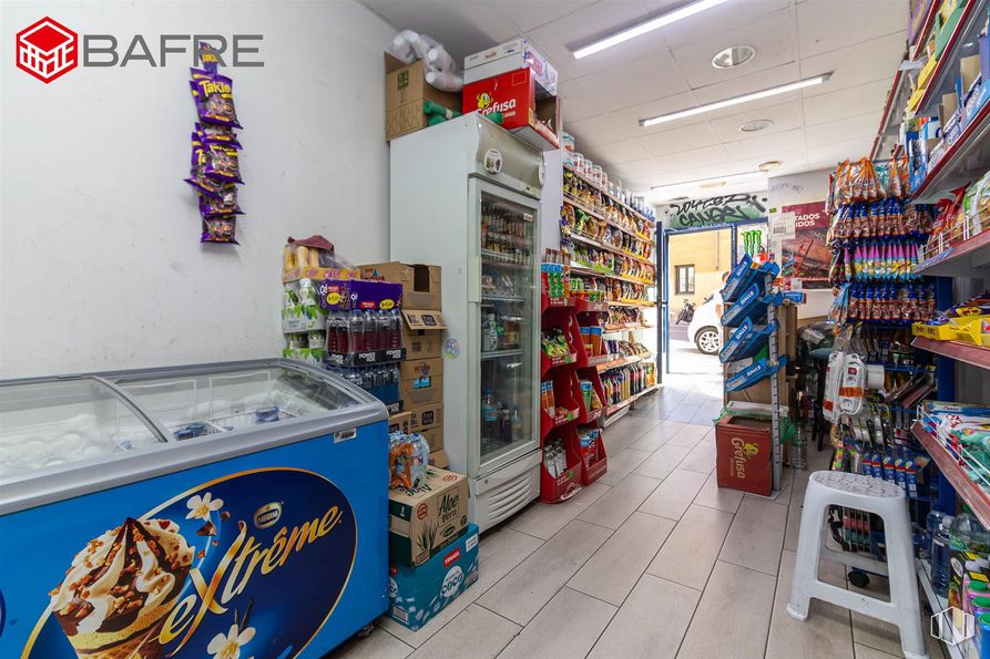 Retail for sale at Calle San Bernardo, Centro, Madrid, 28015 with retail, convenience store, logo, advertising, grocery store, shelving, shelf and supermarket around