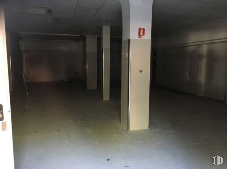 Retail for rent at Avenida Doctor Martín Vegue Jaude, 16, Leganés, Madrid, 28912 with fixture, composite material, gas, flooring, tints and shades, concrete, parking, rectangle, ceiling and darkness around