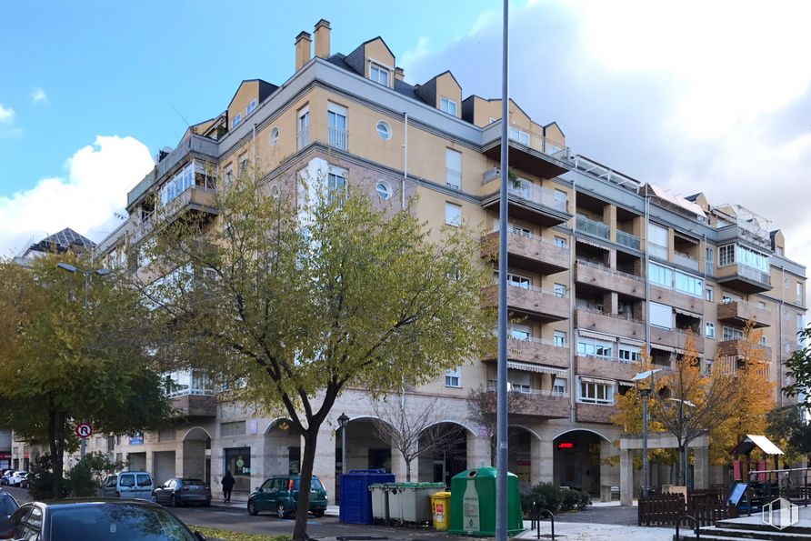 Local en venta en Calle San Fernando, Collado Villalba, Madrid, 28400 con edificio, coche, cielo, nube, propiedad, infraestructura, ventana, árbol, diseño urbano y luz de la calle alrededor