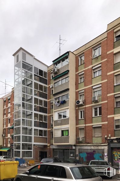 Local en venta en Travesía Poeta Blas de Otero, 5, Ciudad Lineal, Madrid, 28017 con coche, edificio, neumático, cielo, vehículo terrestre, rueda, ventana, vehículo, nube y bloque de torre alrededor