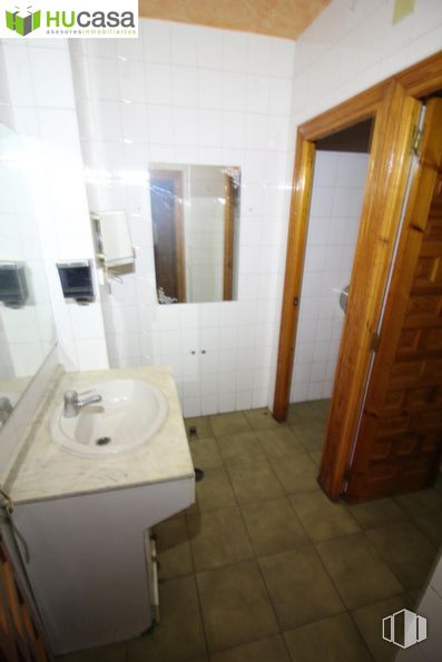 Retail for rent at Avenida Santa Bárbara, Toledo, 45006 with sink, bathroom cabinet, door, mirror, bathroom sink, fixture, plumbing fixture, bathroom, interior design and wood around