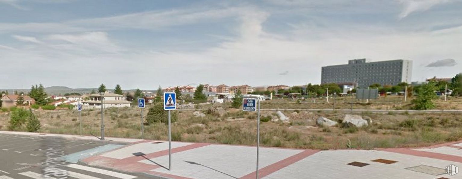 Land for sale at Calle Teresa de Calcuta, Ávila, 05004 with building, cloud, plant, sky, property, asphalt, land lot, road surface, urban design and street light around