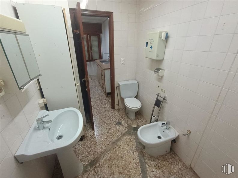 Oficina en venta en Plaza Hispanidad, Cuenca, 16001 con inodoro, fregadero, grifo, accesorios de fontanería, propiedad, espejo, lavabo, cuarto de baño, morado y edificio alrededor