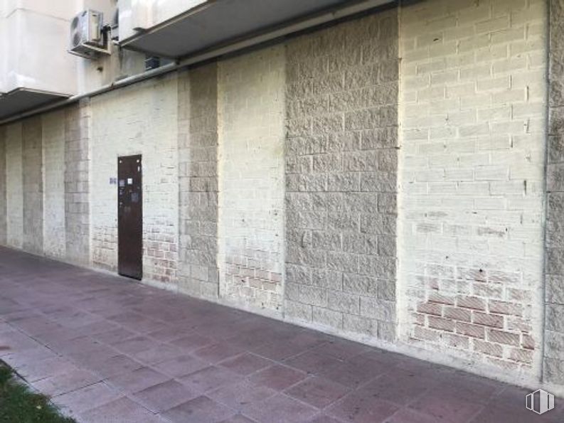 Local en alquiler en Calle Aramayona, 3, San Blas - Canillejas, Madrid, 28022 con edificio, superficie de carretera, madera, ladrillo, albañilería, suelo, piso, acera, asfalto y sombra alrededor