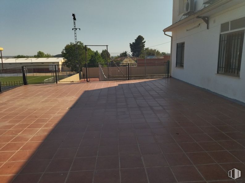 Local en venta en Carretera de Aranjuez, 35, Villaconejos, Madrid, 28360 con ventana, cielo, superficie de la carretera, asfalto, árbol, sombra, planta, terreno, pared y piso alrededor