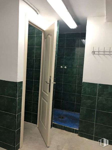 Local en alquiler y venta en Calle Alcobendas, 3, Leganés, Madrid, 28914 con puerta, accesorio, suelos, suelo, cuarto de baño, material compuesto, vidrio, madera, rectángulo y tintes y matices alrededor