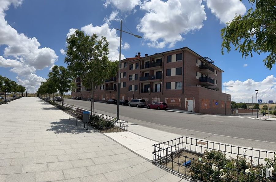 Local en venta en Calle Miguel Ángel Blanco, Torrejón de Velasco, Madrid, 28990 con edificio, casa, nube, cielo, planta, ventana, superficie de la carretera, árbol, diseño urbano y barrio alrededor