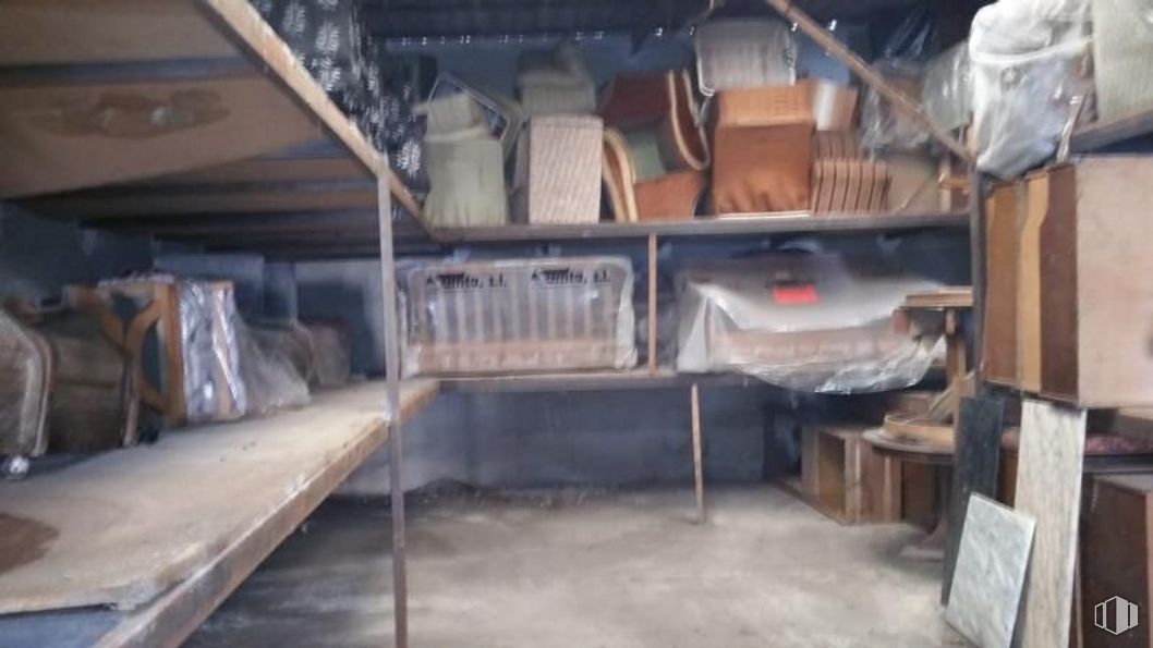 Industrial for sale at Calle Mesón, 5, Arévalo, Ávila, 05200 with furniture, pillow, wood, floor, shelving, gas, hardwood, flooring, shelf and metal around