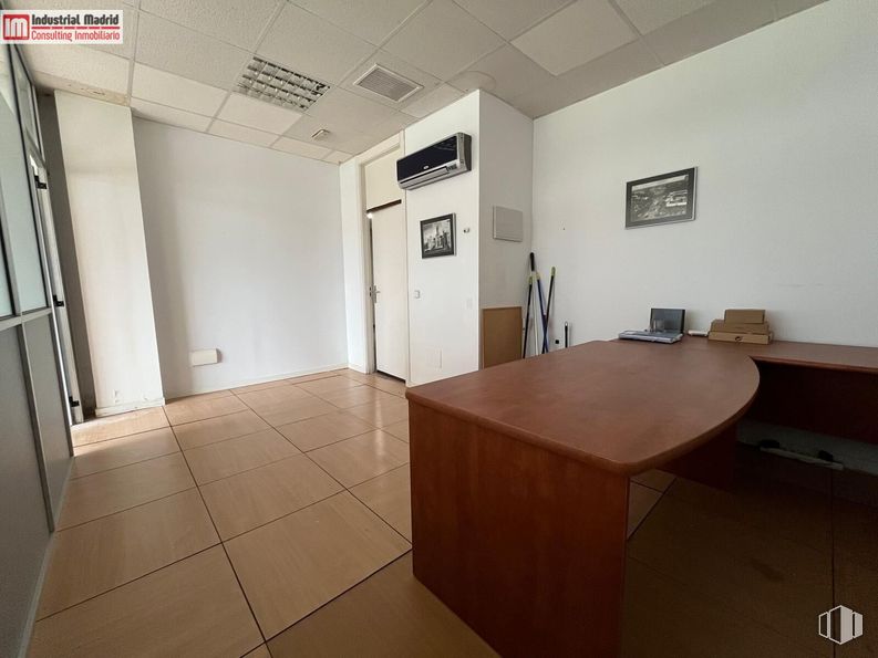 Office for sale at Calle Mariano Barbacid, Rivas-Vaciamadrid, Madrid, 28521 with desk, picture frame, cabinetry, door, fixture, interior design, architecture, floor, table and wood around