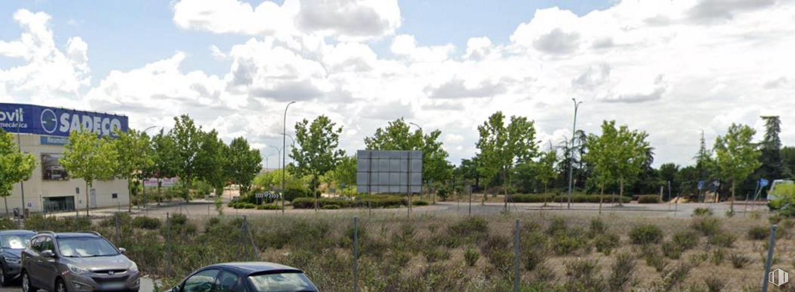 Land for sale at Calle Miguel Servet, s/n, Arroyomolinos, Madrid, 28939 with car, building, cloud, sky, plant, tree, vehicle, vehicle registration plate, motor vehicle and automotive lighting around