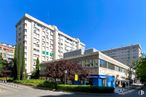 Retail for rent at Cuzco-Castillejos, Tetuán, Madrid, 28020 with building, sky, plant, daytime, window, tree, urban design, tower block, condominium and residential area around