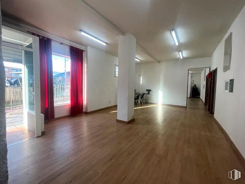 Local en venta en Calle Nazario Calonge, San Fernando de Henares, Madrid, 28830 con madera, hall, suelos, suelo, suelo laminado, edificio, accesorio, madera dura, techo y suelos de madera alrededor