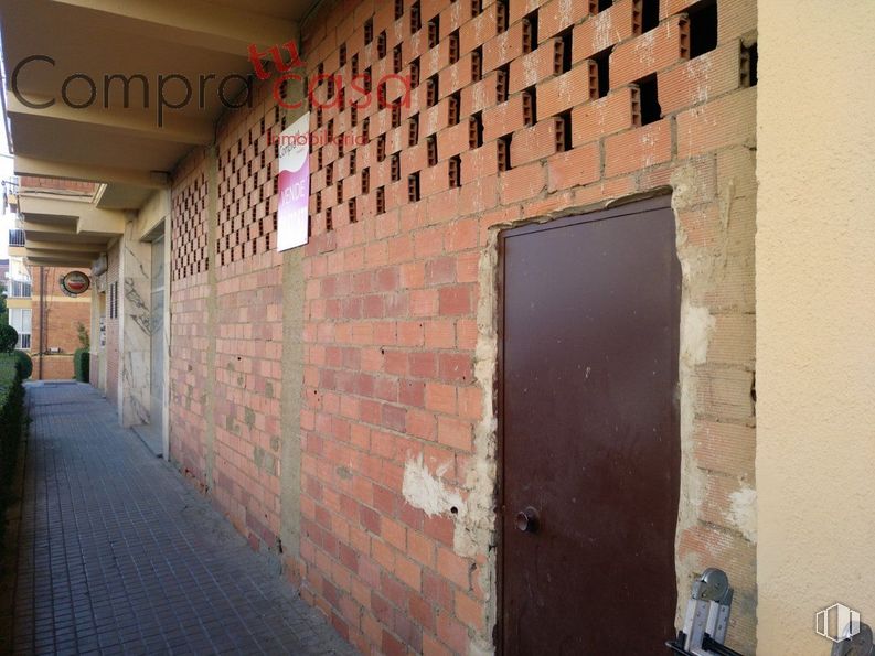 Retail for sale at Zona El Carmen, Segovia, 40004 with door, brickwork, wood, building, brick, floor, line, wall, tree and house around