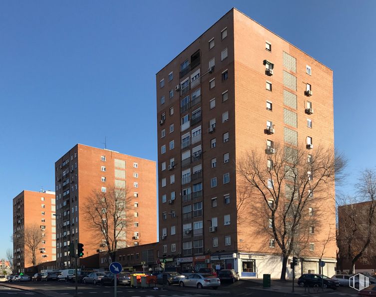 Local en venta en Calle Santa María Reina, 4, Usera, Madrid, 28041 con edificio, cielo, vehículo terrestre, ventana, luz, bloque de pisos, diseño urbano, árbol, condominio y luz de la calle alrededor