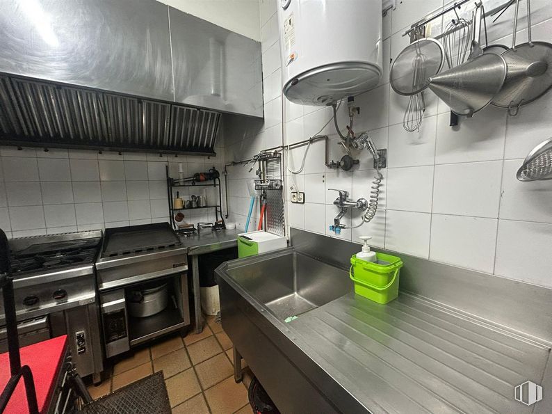 Retail for sale at Zona Fuenlabrada, Fuenlabrada, Madrid, 28944 with countertop, sink, home appliance, kitchen appliance, kitchen, major appliance, kitchen stove, lighting, stove and flooring around