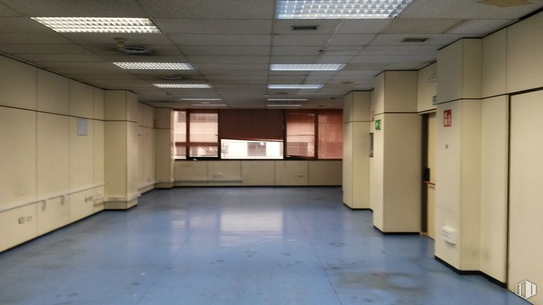 Industrial for rent at Calle Gamonal, Villa de Vallecas, Madrid, 28031 with cabinetry, building, fixture, interior design, hall, flooring, floor, ceiling, wood and room around