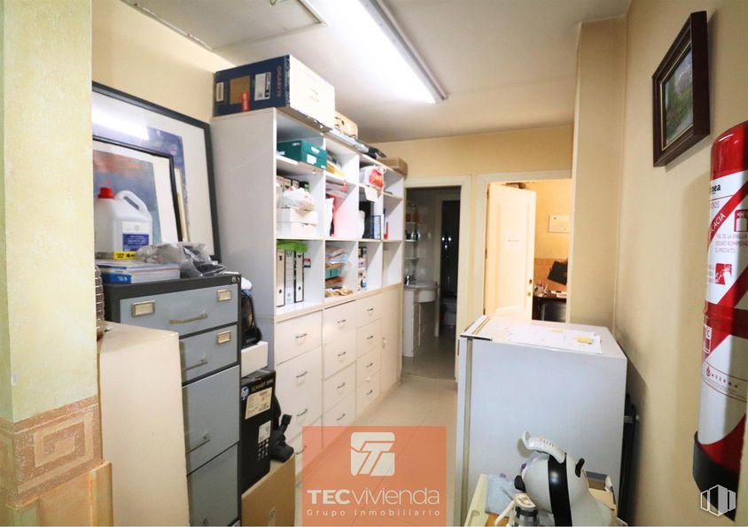 Retail for rent at Calle Buen Gobernador, Ciudad Lineal, Madrid, 28027 with filing cabinet, picture frame, property, cabinetry, interior design, drawer, door, building, fixture and flooring around