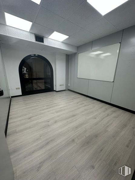 Office for rent at Calle Téllez, 24, Retiro, Madrid, 28007 with flooring, floor, wood flooring, interior design, ceiling, laminate flooring, hardwood, silver, wood stain and tile flooring around