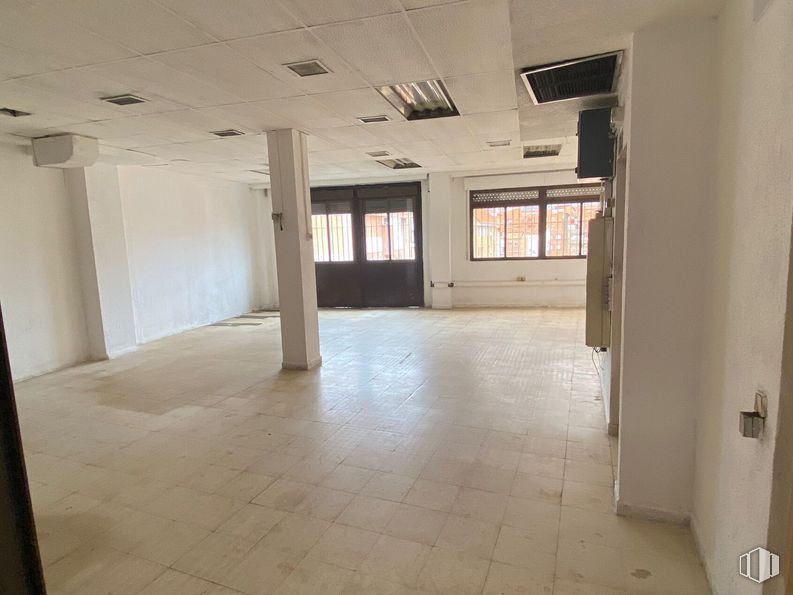 Retail for rent at Calle Cañete, Carabanchel, Madrid, 28019 with window, fixture, interior design, floor, hall, flooring, wood, ceiling, building and composite material around