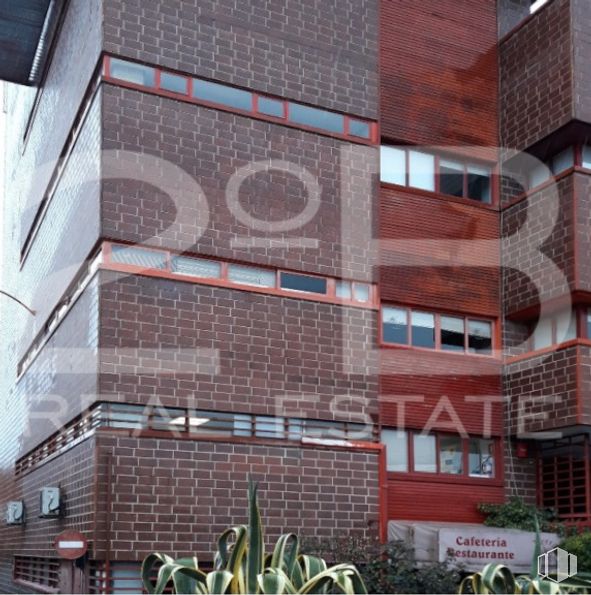 Office for sale at Calle Tierra de Barros, 2, Coslada, Madrid, 28820 with window, building, plant, brick, brickwork, urban design, tower block, condominium, wall and facade around