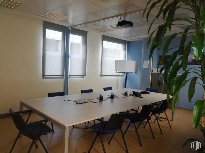 Oficina en venta en Edificio Inbisa, Avenida Pirineos, 7, San Sebastián de los Reyes, Madrid, 28700 con silla, mesa, alumbrado, ventana, planta de interior, planta, edificio, mueble, propiedad, accesorio, escritorio y madera alrededor