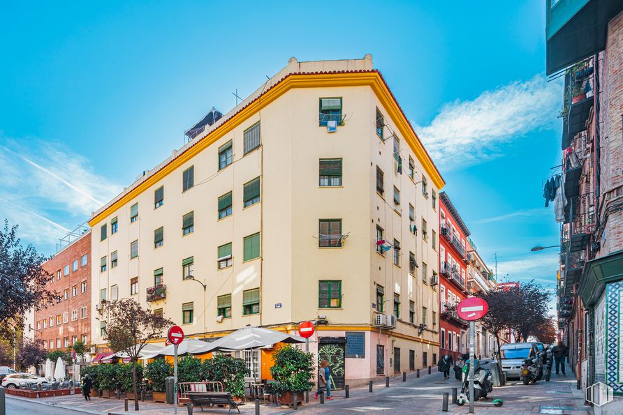 Retail for rent at Calle Hernani, 48, Tetuán, Madrid, 28020 with building, cloud, sky, property, window, blue, tree, urban design, condominium and street light around