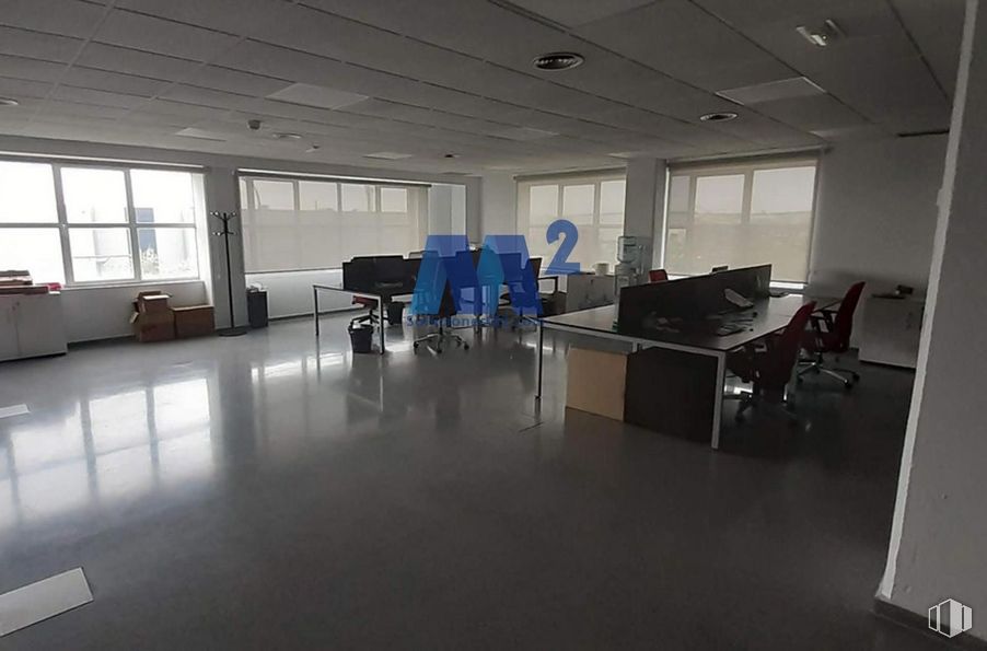 Industrial for rent at Zona Rivas-Vaciamadrid, Puente de Vallecas, Rivas-Vaciamadrid, Madrid, 28529 with window, desk, chair, building, office chair, table, interior design, fixture, hall and flooring around