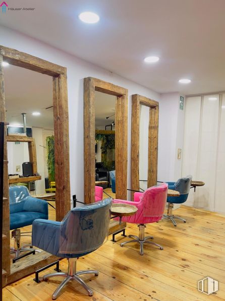 Retail for rent at Zona Chueca - Justicia, Centro, Madrid, 28004 with chair, interior design, furniture, beauty salon, mirror, glass, wood stain, varnish, shelf and light fixture around