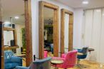 Retail for rent at Zona Chueca - Justicia, Centro, Madrid, 28004 with chair, interior design, furniture, beauty salon, mirror, glass, wood stain, varnish, shelf and light fixture around