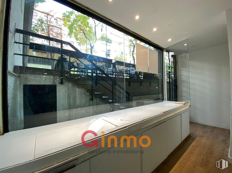 Local en venta en Calle Diego de León, Salamanca, Madrid, 28006 con edificio, vidrio, suelos, sombra, escaleras, techo, ventana, transporte público, metal y material rodante alrededor