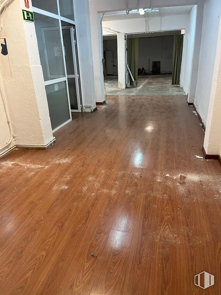 Local en alquiler en Zona Quintana, Ciudad Lineal, Madrid, 28027 con puerta, suelos, suelo, suelos de madera, madera, suelo laminado, marrón, madera dura, tinte para madera y suelo de baldosas alrededor