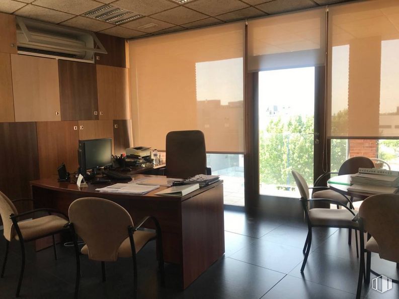 Oficina en alquiler y venta en Avenida Juan Camaruel, Leganés, Madrid, 28919 con silla, mesa, mueble, propiedad, ordenador, silla de oficina, ordenador personal, escritorio, pantalla de ordenador y edificio alrededor