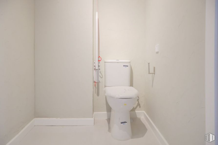 Retail for rent at Calle Pericles, La Latina, Madrid, 28011 with toilet, building, plumbing fixture, toilet seat, bathroom, floor, flooring, plumbing, wood and house around