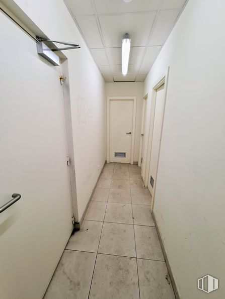 Local en alquiler en Calle Cáceres, 28, Alcorcón, Madrid, 28921 con puerta, accesorio, edificio, madera, piso, pared, pavimento, asa, pisos de baldosas y material compuesto alrededor