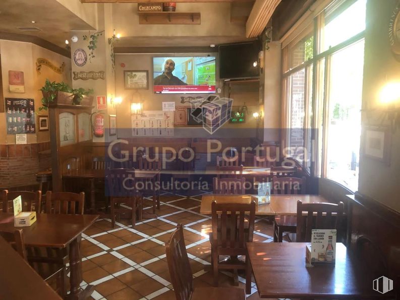 Local en alquiler en Zona MIrasierra, Fuencarral - El Pardo, Madrid, 28035 con persona, silla, mesa, mesa, televisión, mesa de cocina y comedor, restaurante, mueble, puerta y cafetería alrededor