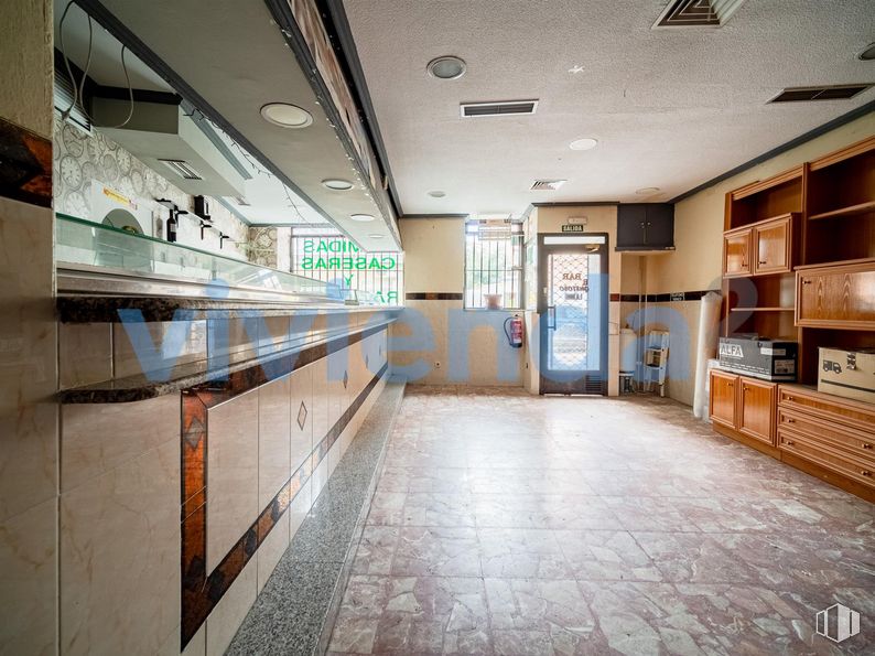 Local en venta en Calle Amador Valdés, Ciudad Lineal, Madrid, 28017 con edificio, estante, arquitectura, interiorismo, suelos, suelo, casa, madera, techo y hall alrededor