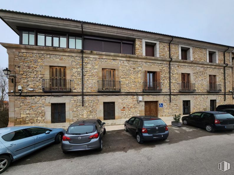 Retail for sale at Calle Alfonso VI, Sigüenza, Guadalajara, 19250 with car, wheel, tire, window, building, land vehicle, automotive parking light, property, vehicle and sky around