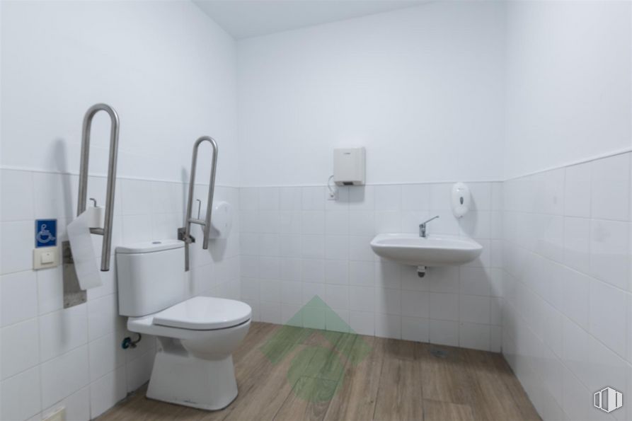 Retail for rent at Calle Bélgica, Fuenlabrada, Madrid, 28943 with toilet, sink, plumbing fixture, fixture, building, bathroom, purple, bathroom sink, tap and flooring around