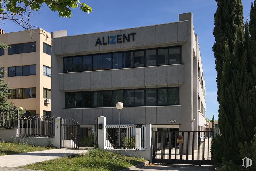 Oficina en alquiler y venta en Avenida Artesanos, 48, Tres Cantos, Madrid, 28760 con edificio, ventana, planta, tiempo de día, propiedad, cielo, valla, arquitectura, bienes raíces y fachada alrededor