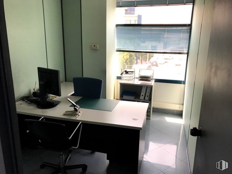 Oficina en venta en Avenida Severo Ochoa, 36, Alcobendas, Madrid, 28100 con escritorio, ventana, silla, monitor de computadora, mesa, escritorio de computadora, silla de oficina, edificio, periférico, diseño de interiores y computadora personal alrededor