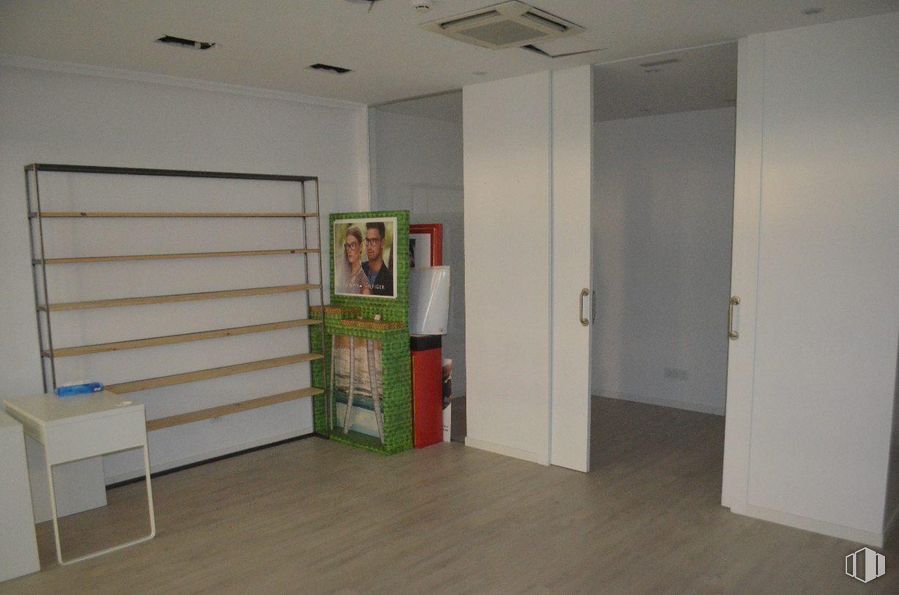 Retail for sale at C.C. BurgoCentro II, Calle Comunidad de Madrid, 37, Las Rozas de Madrid, Madrid, 28230 with table, bookcase, shelf, building, house, wood, shelving, interior design, floor and flooring around