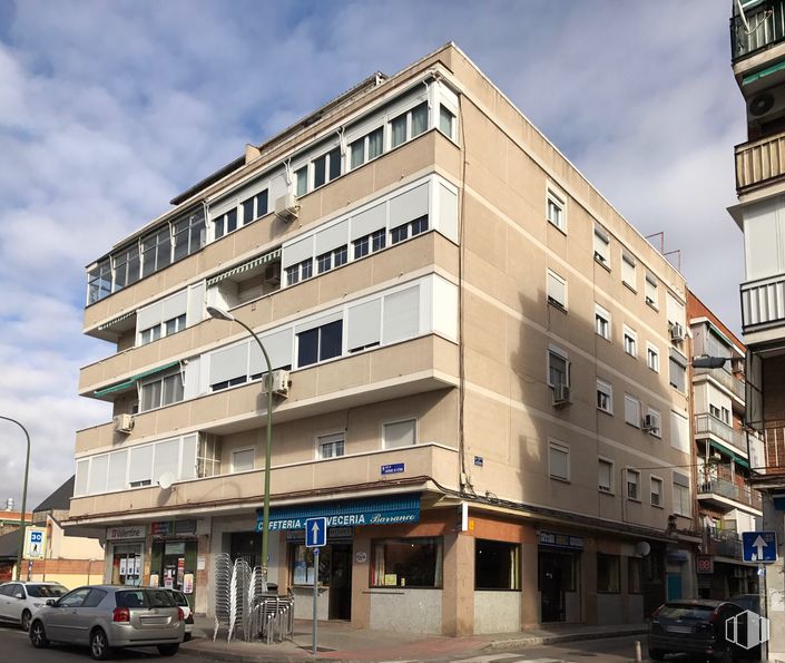 Local en alquiler en Calle Gutierre de Cetina, 87, Ciudad Lineal, Madrid, 28017 con coche, edificio, cielo, nube, ventana, rueda, neumático, diseño urbano, vehículo y condominio alrededor